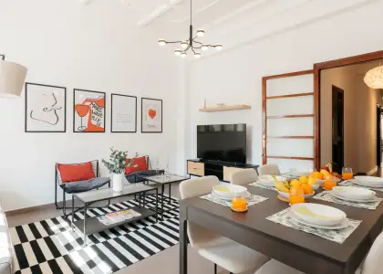 Se alquila habitación en piso compartido de 5 habitaciones en Arrancapins. en Valencia