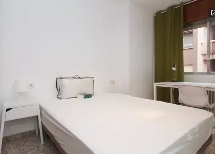 Se alquila habitación en piso compartido de 5 habitaciones en Camino de Ronda, profesionales y estudiantes. en Granada