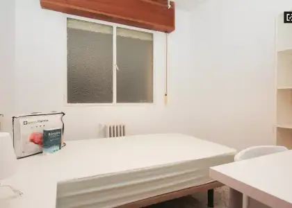Se alquila habitación en piso compartido de 5 habitaciones en Camino de Ronda, profesionales y estudiantes. en Granada
