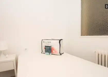 Se alquila habitación en piso compartido de 5 habitaciones en Camino de Ronda, profesionales y estudiantes. en Granada