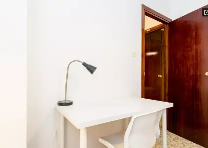 Se alquila habitación en piso compartido de 5 habitaciones en Camino de Ronda, Granada. en Granada