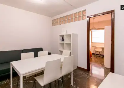 Se alquila habitación en piso compartido de 5 habitaciones en Camino de Ronda, Granada. en Granada
