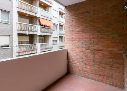 Se alquila habitación en piso compartido de 5 habitaciones en Camino de Ronda, Granada. en Granada
