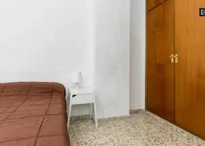 Se alquila habitación en piso compartido de 5 habitaciones en Camino de Ronda, Granada. en Granada