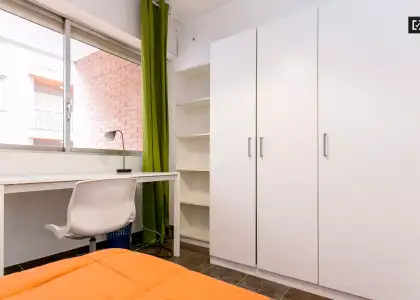 Se alquila habitación en piso compartido de 5 habitaciones en Camino de Ronda, Granada. en Granada