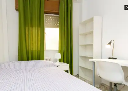Se alquila habitación en piso compartido de 5 habitaciones en Camino de Ronda, profesionales y estudiantes. en Granada