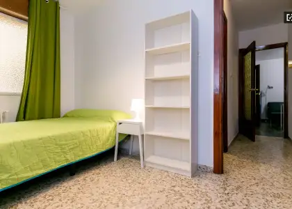 Se alquila habitación en piso compartido de 5 habitaciones en Camino de Ronda, Granada. en Granada