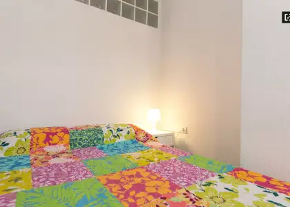 Se alquila habitación en piso compartido de 5 habitaciones en Camino de Ronda, profesionales y estudiantes. en Granada