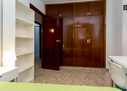 Se alquila habitación en piso compartido de 5 habitaciones en Camino de Ronda, Granada. en Granada