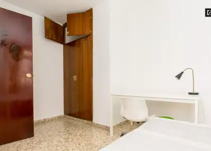 Se alquila habitación en piso compartido de 5 habitaciones en Camino de Ronda, Granada. en Granada