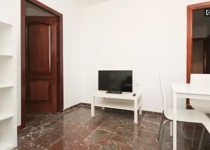 Se alquila habitación en piso compartido de 5 habitaciones en Camino de Ronda, Granada. en Granada