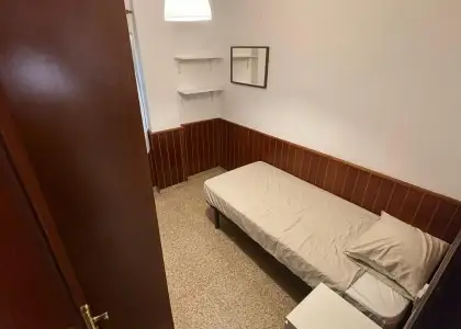 Se alquila habitación en piso compartido de 5 habitaciones en Camino de Ronda en Granada