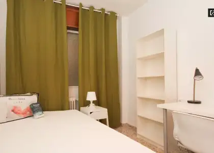 Se alquila habitación en piso compartido de 5 habitaciones en Camino de Ronda, profesionales y estudiantes. en Granada