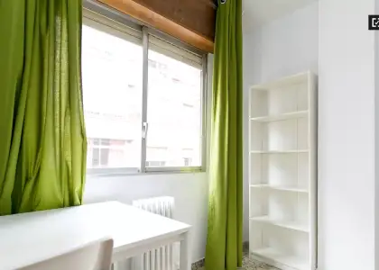 Se alquila habitación en piso compartido de 5 habitaciones en Camino de Ronda, profesionales y estudiantes. en Granada