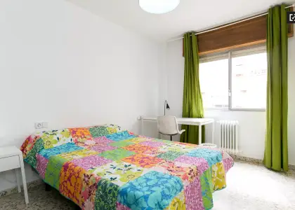 Se alquila habitación en piso compartido de 5 habitaciones en Camino de Ronda, profesionales y estudiantes. en Granada