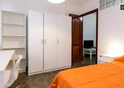 Se alquila habitación en piso compartido de 5 habitaciones en Camino de Ronda, Granada. en Granada