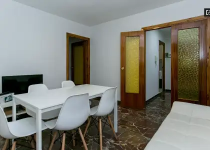 Se alquila habitación en piso compartido de 5 habitaciones en Camino de Ronda, Granada. en Granada