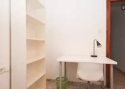 Se alquila habitación en piso compartido de 5 habitaciones en Camino de Ronda, profesionales y estudiantes. en Granada