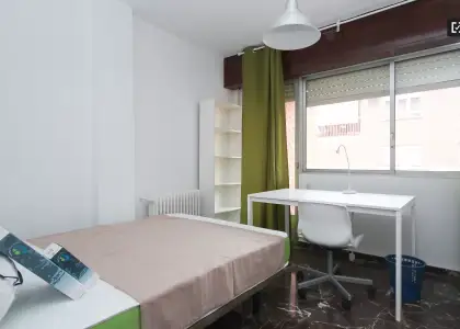 Se alquila habitación en piso compartido de 5 habitaciones en Camino de Ronda, profesionales y estudiantes. en Granada