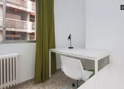 Se alquila habitación en piso compartido de 5 habitaciones en Camino de Ronda, profesionales y estudiantes. en Granada