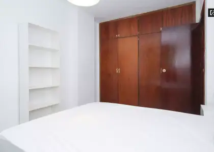 Se alquila habitación en piso compartido de 5 habitaciones en Camino de Ronda, profesionales y estudiantes. en Granada