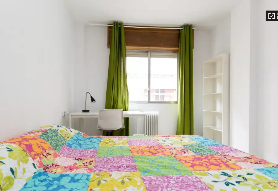 Se alquila habitación en piso compartido de 5 habitaciones en Camino de Ronda, profesionales y estudiantes. en Granada