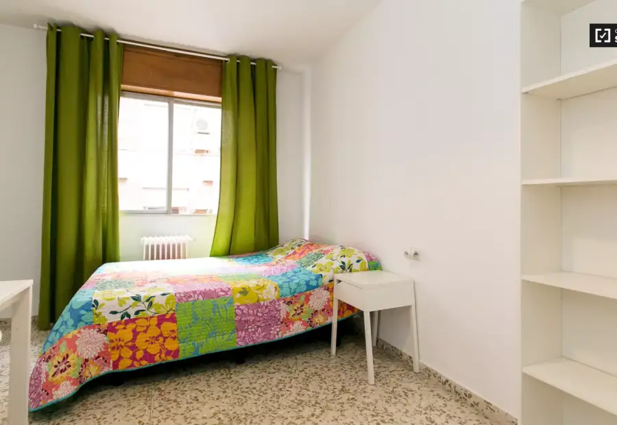 Se alquila habitación en piso compartido de 5 habitaciones en Camino de Ronda, profesionales y estudiantes. en Granada