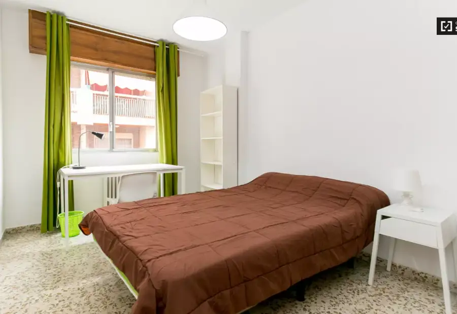 Se alquila habitación en piso compartido de 5 habitaciones en Camino de Ronda, Granada. en Granada