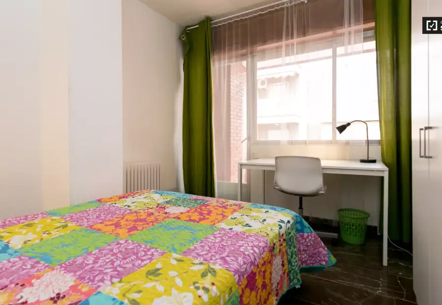 Se alquila habitación en piso compartido de 5 habitaciones en Camino de Ronda, profesionales y estudiantes. en Granada
