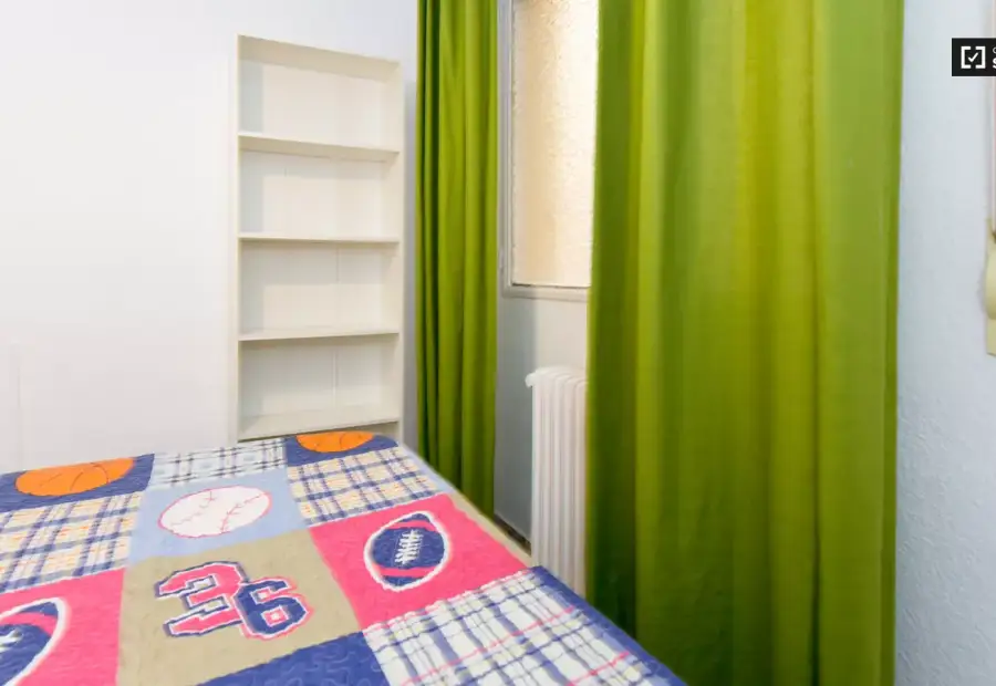 Se alquila habitación en piso compartido de 5 habitaciones en Camino de Ronda, Granada. en Granada