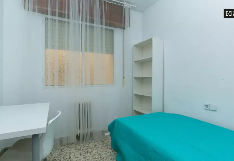 Se alquila habitación en piso compartido de 5 habitaciones en Camino de Ronda, profesionales y estudiantes. en Granada
