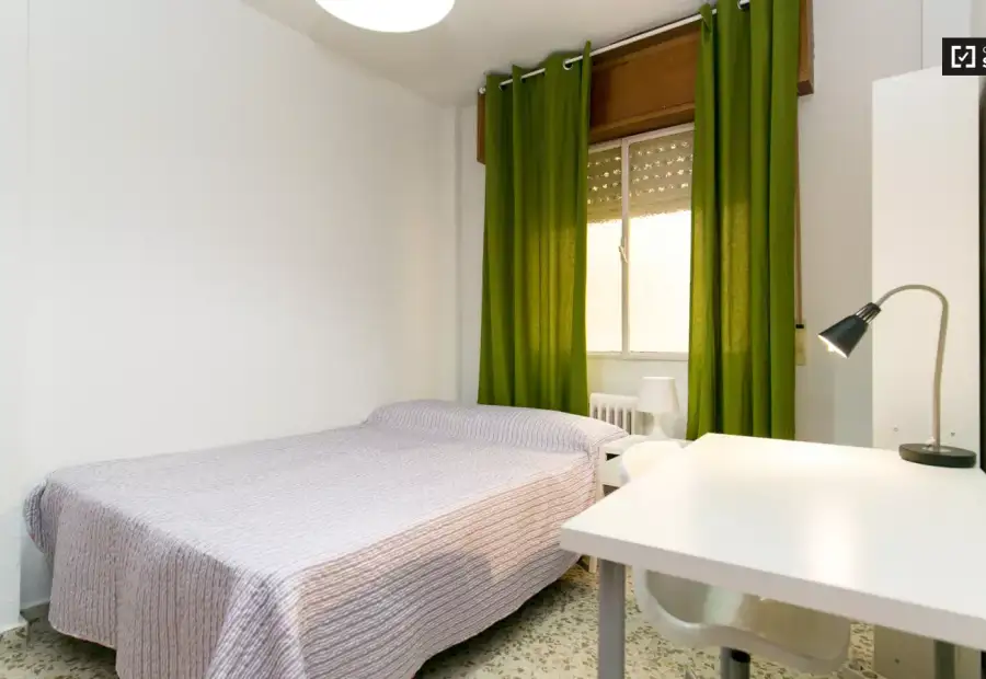 Se alquila habitación en piso compartido de 5 habitaciones en Camino de Ronda, profesionales y estudiantes. en Granada