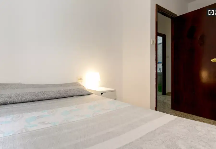 Se alquila habitación en piso compartido de 5 habitaciones en Camino de Ronda, Granada. en Granada
