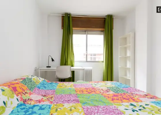 Se alquila habitación en piso compartido de 5 habitaciones en Camino de Ronda, profesionales y estudiantes. en Granada