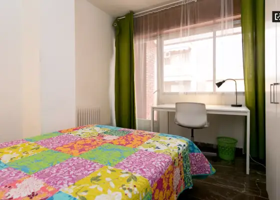 Se alquila habitación en piso compartido de 5 habitaciones en Camino de Ronda, profesionales y estudiantes. en Granada