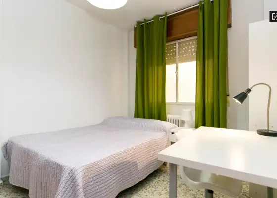 Se alquila habitación en piso compartido de 5 habitaciones en Camino de Ronda, profesionales y estudiantes. en Granada