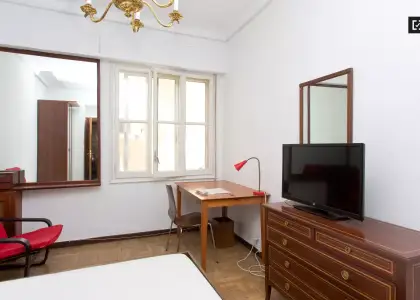 Se alquila habitación en piso compartido de 5 habitaciones en Castellana. en Madrid