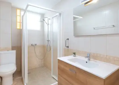 Se alquila habitación en piso compartido de 5 habitaciones en Elche, todos los gastos incluidos. en Alicante (Alacant)