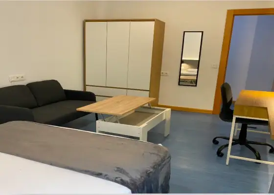 Se alquila habitación en piso compartido de 5 habitaciones en Salamanca