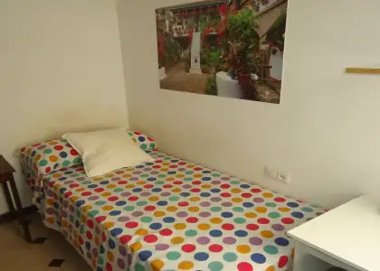 Se alquila habitación en piso compartido de 5 habitaciones en San Miguel-Capuchinos. en Córdoba