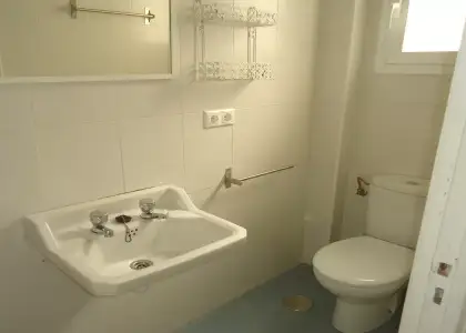 Se alquila habitación en piso compartido de 5 habitaciones en San Miguel-Capuchinos. en Córdoba
