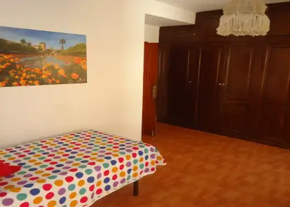 Se alquila habitación en piso compartido de 5 habitaciones en San Miguel-Capuchinos. en Córdoba