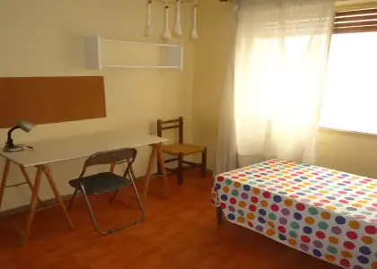 Se alquila habitación en piso compartido de 5 habitaciones en San Miguel-Capuchinos. en Córdoba