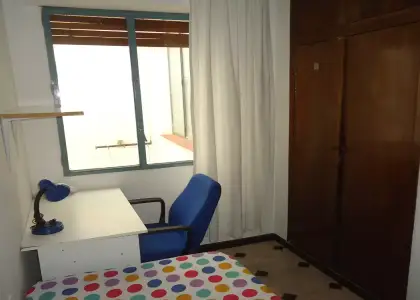 Se alquila habitación en piso compartido de 5 habitaciones en San Miguel-Capuchinos. en Córdoba