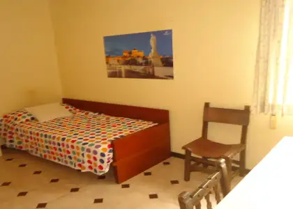 Se alquila habitación en piso compartido de 5 habitaciones en San Miguel-Capuchinos. en Córdoba