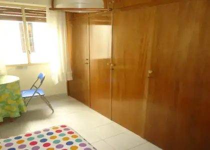 Se alquila habitación en piso compartido de 5 habitaciones en San Miguel-Capuchinos. en Córdoba