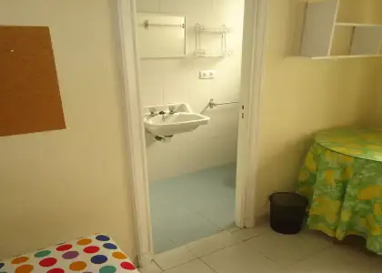 Se alquila habitación en piso compartido de 5 habitaciones en San Miguel-Capuchinos. en Córdoba