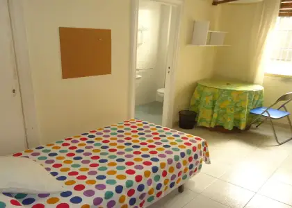 Se alquila habitación en piso compartido de 5 habitaciones en San Miguel-Capuchinos. en Córdoba