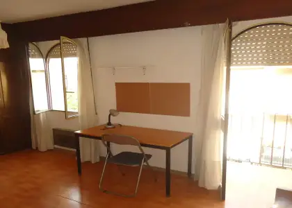 Se alquila habitación en piso compartido de 5 habitaciones en San Miguel-Capuchinos. en Córdoba