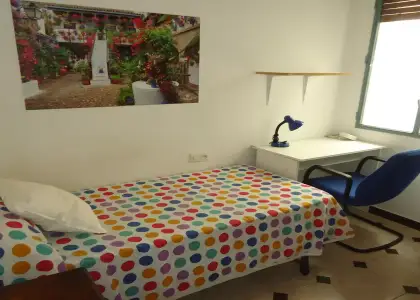 Se alquila habitación en piso compartido de 5 habitaciones en San Miguel-Capuchinos. en Córdoba